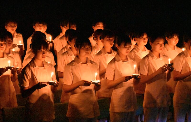 42回生　戴灯式を挙行しました。